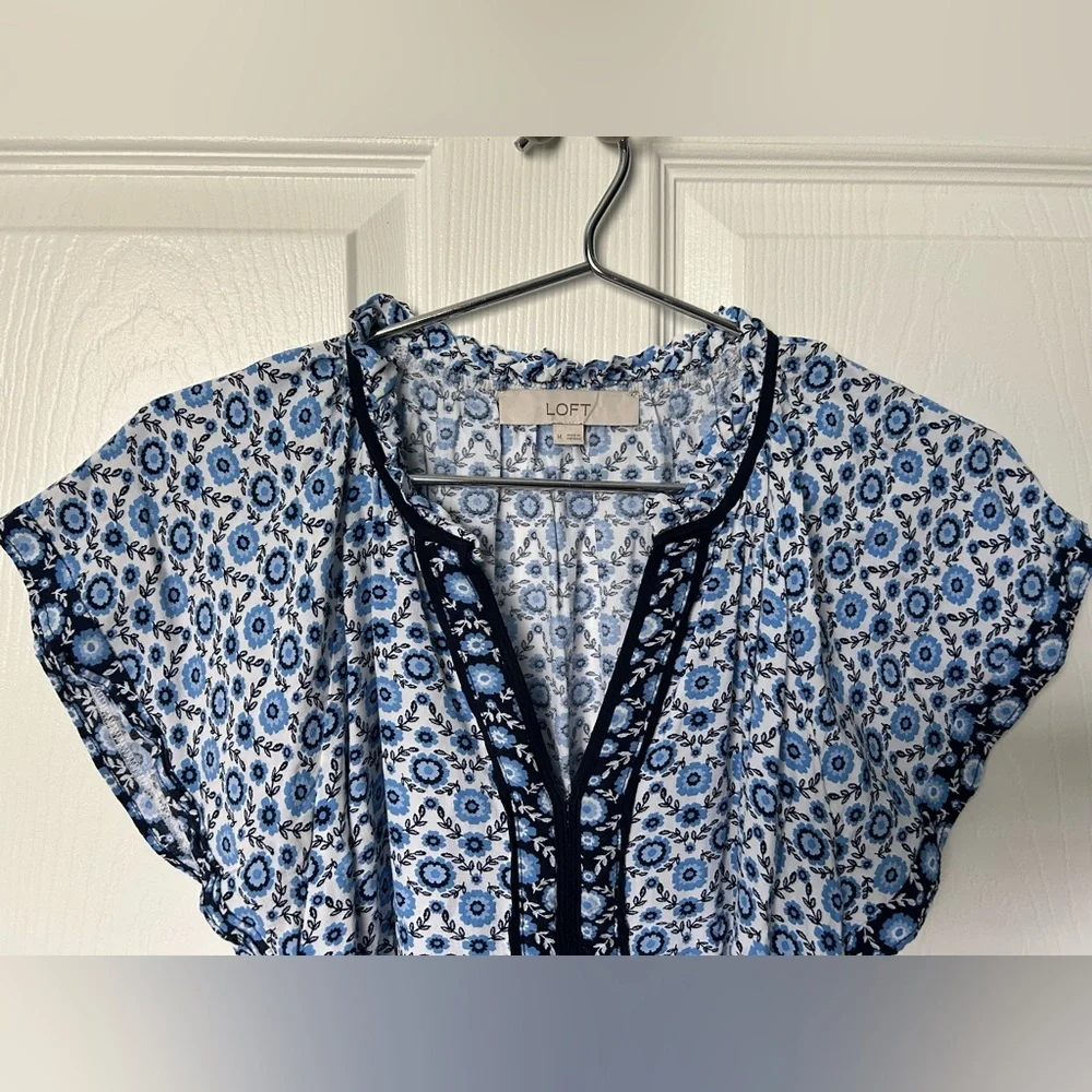 LOFT Floral Flutter Sleeve Blue White & Black Swing Dress Size Medium - Picture 13 of 16